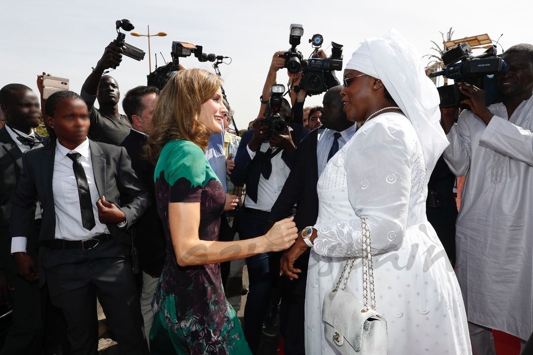 La Reina conversa con la primera dama de la República del Senegal, Su Excelencia Marième Faye, momentos antes del almuerzo en su honor © Casa S.M. El Rey