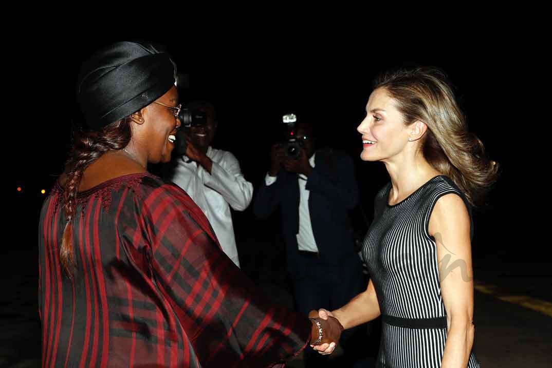 La Reina, a su llegada a la República del Senegal, recibe el saludo de la primera dama , Su Excelencia Marième Faye © Casa S.M. El Rey
