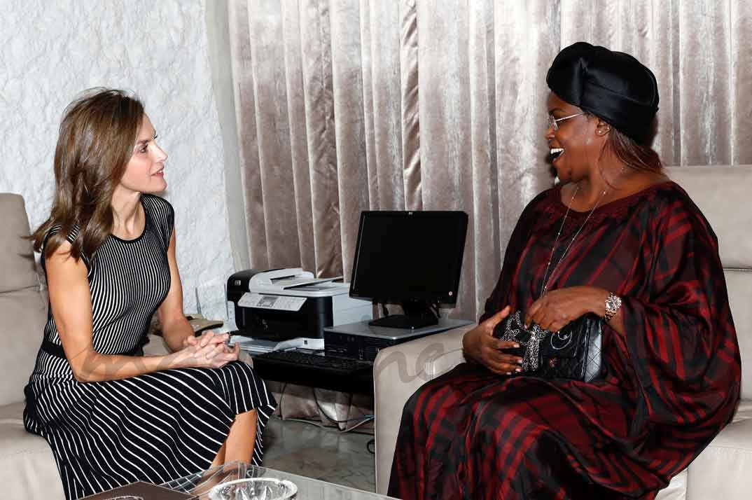 Doña Letizia durante el encuentro mantenido con la primera dama de la República del Senegal, Marième Faye © Casa S.M. El Rey
