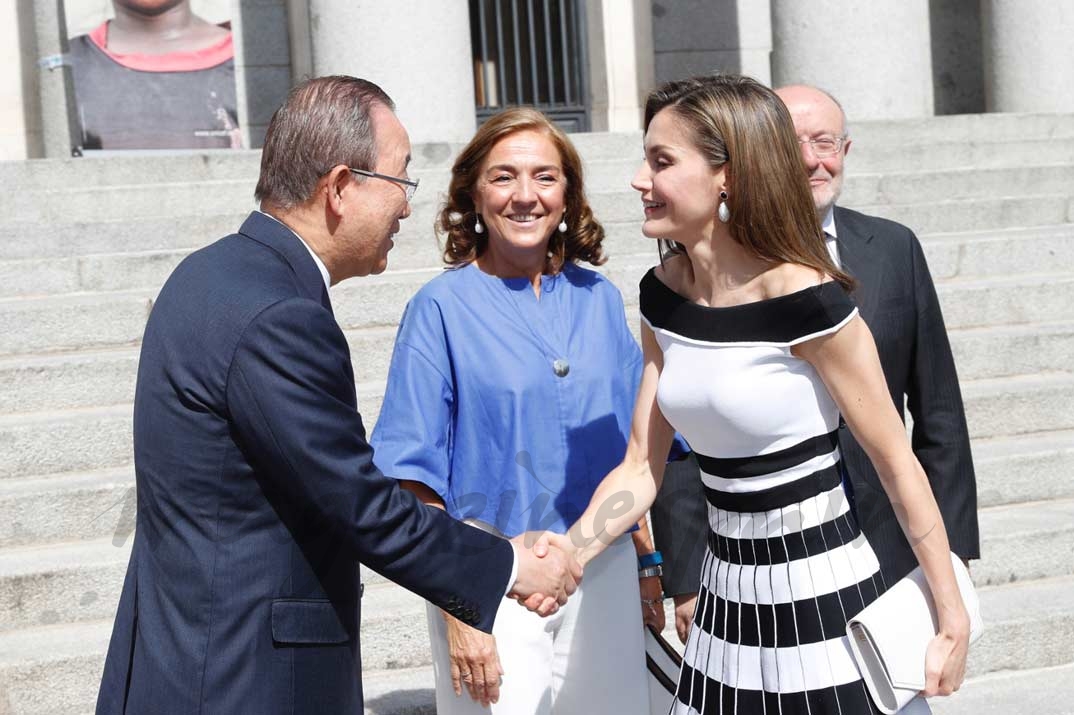 La Reina recibe el saludo del ex secretario general de las NN.UU., Ban Ki-moon, en presencia del secretario de Estado de Cooperación Internacional y para Iberoamérica y la secretaria de Estado de Investigación, Desarrollo e Innovación © Casa S.M. El Rey