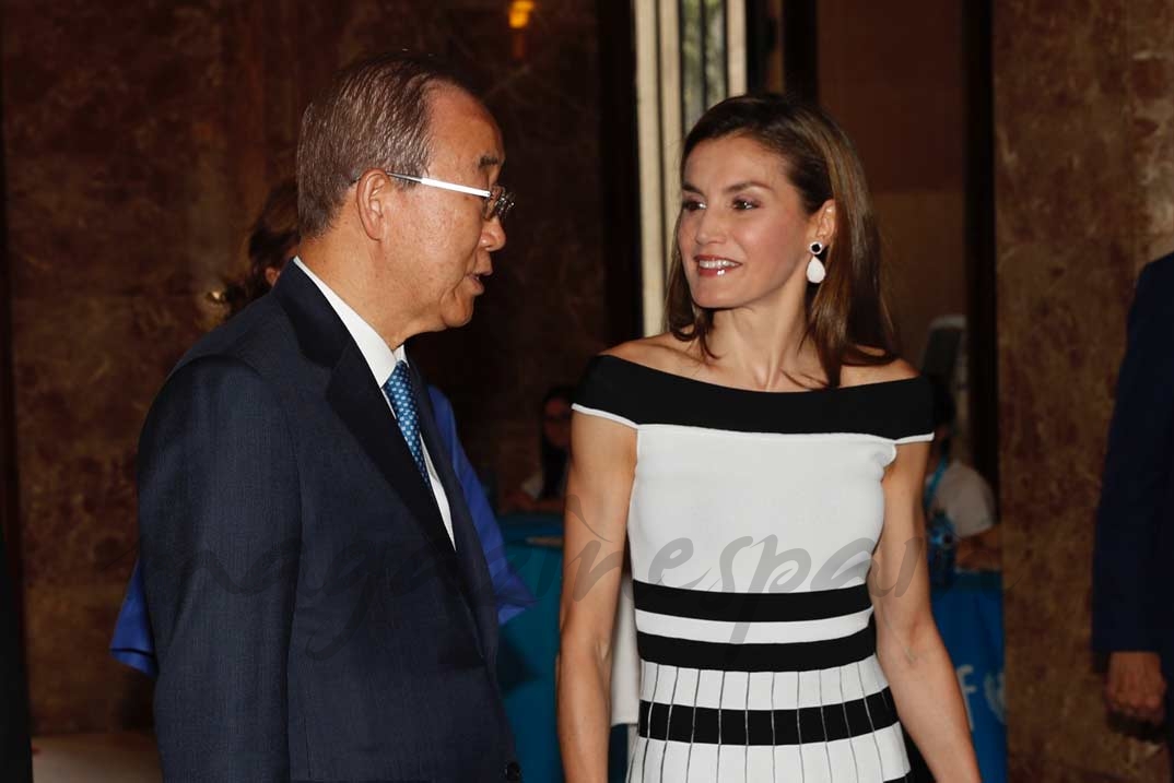 La Reina conversa con el ex secretario general de las Naciones Unidas, Ban Ki-moon, a su llegada al acto © Casa S.M. El Rey