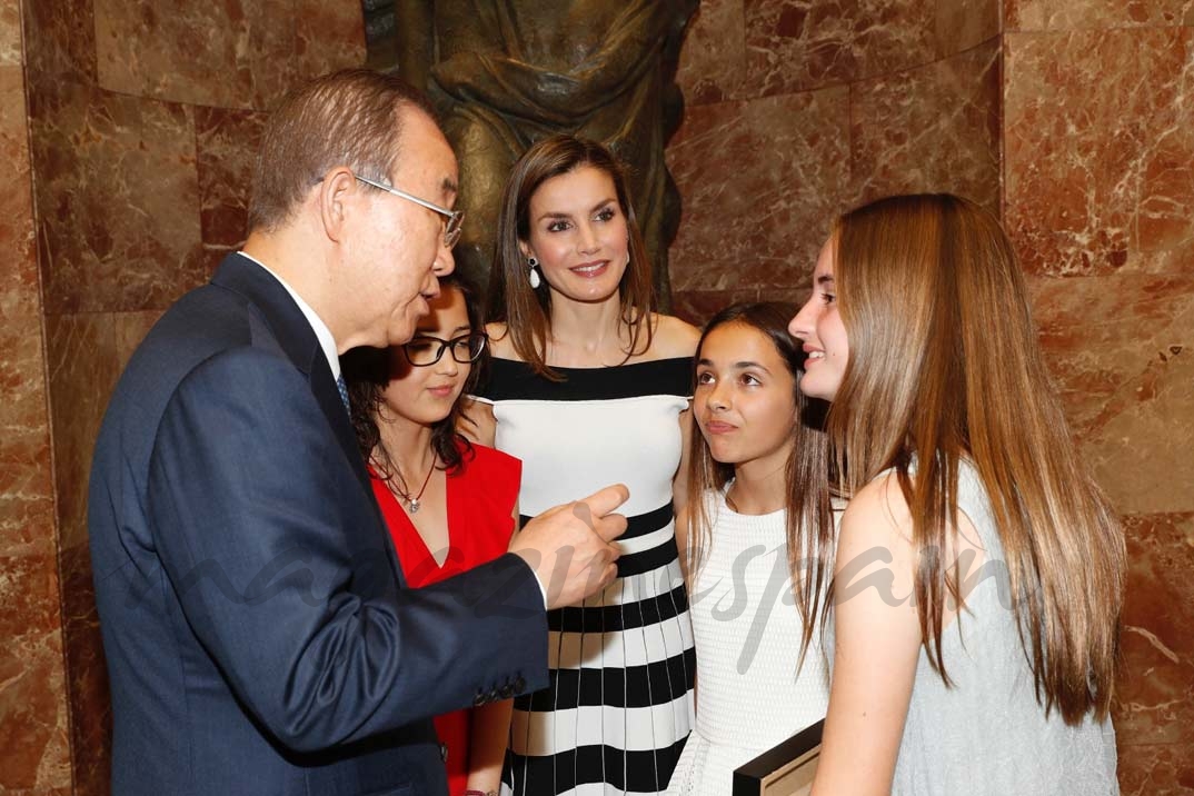 La Reina conversa con Ban Ki-Moon y las premiadas © Casa S.M. El Rey