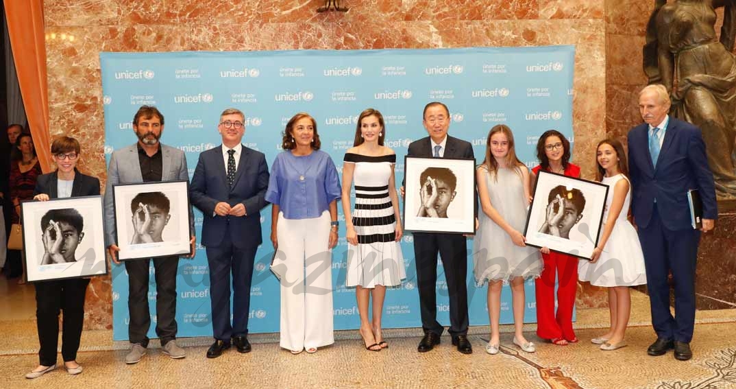 La Reina junto a los premiados © Casa S.M. El Rey