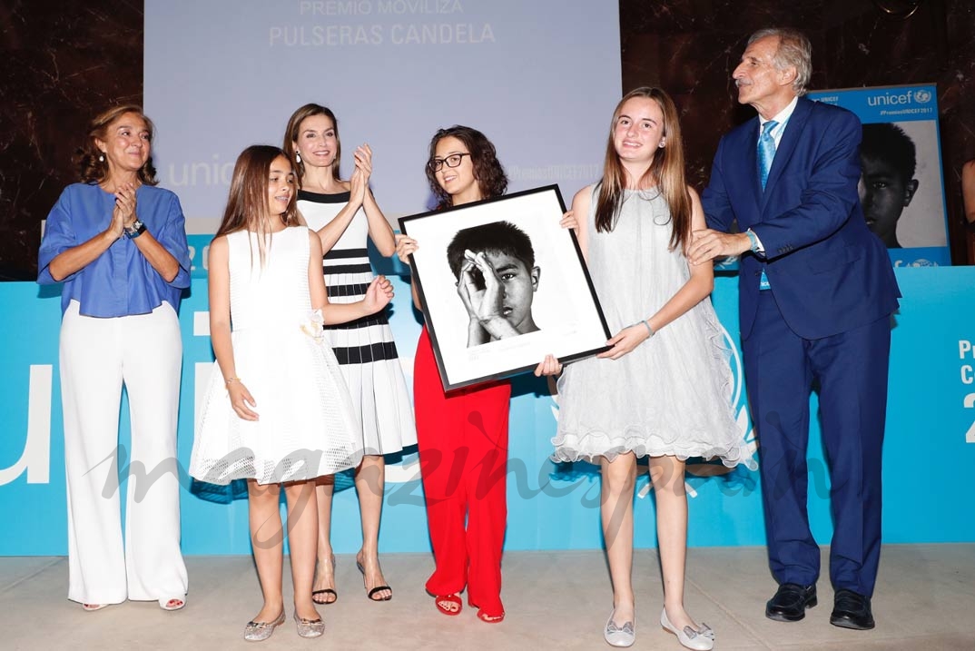 Premio "Moviliza" a Daniela, Mariona y Candela de Pulseras Candela © Casa S.M. El Rey