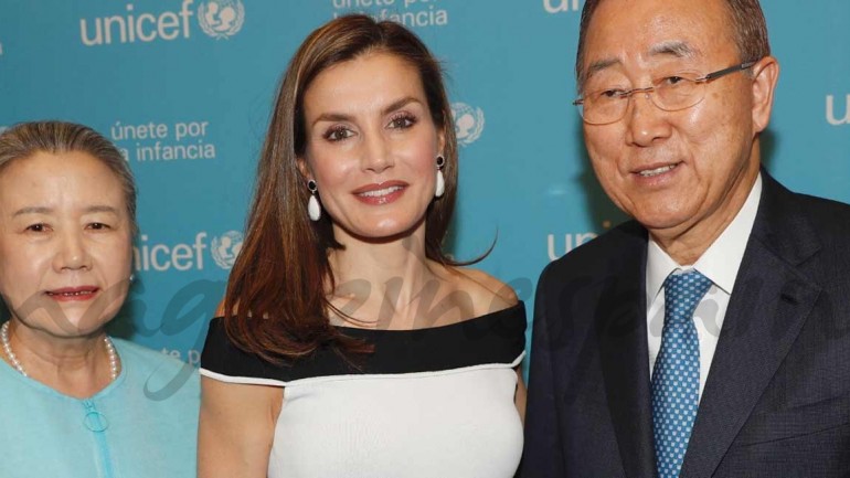 La reina Letizia elige un nuevo vestido de Carolina Herrera para entregar los Premios Unicef