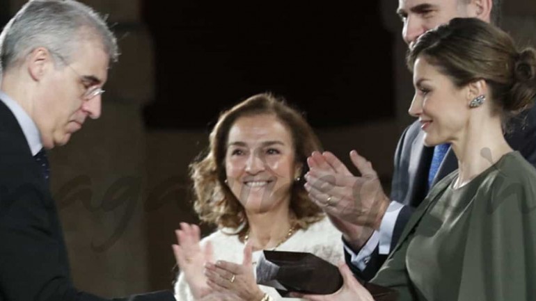 La elegancia de la reina Letizia con su vestido capa