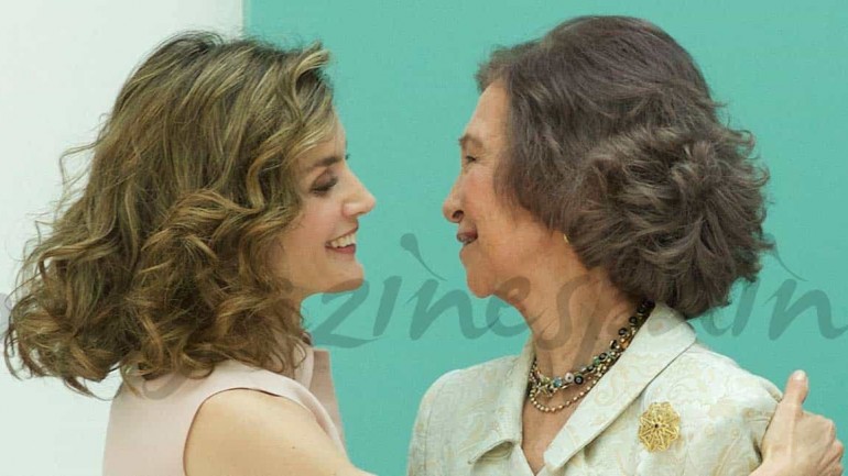 La reina Letizia, muy cariñosa y cómplice con la reina Sofía