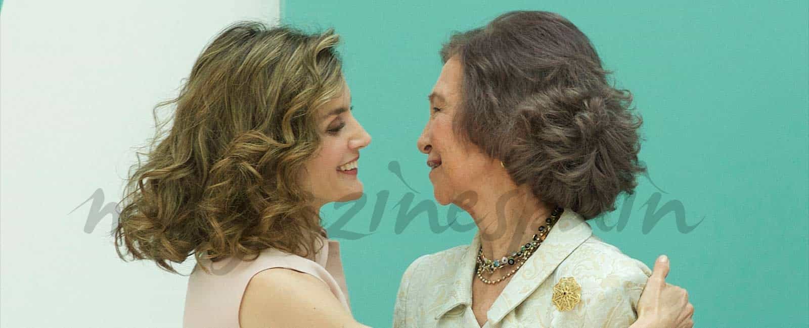 La reina Letizia, muy cariñosa y cómplice con la reina Sofía