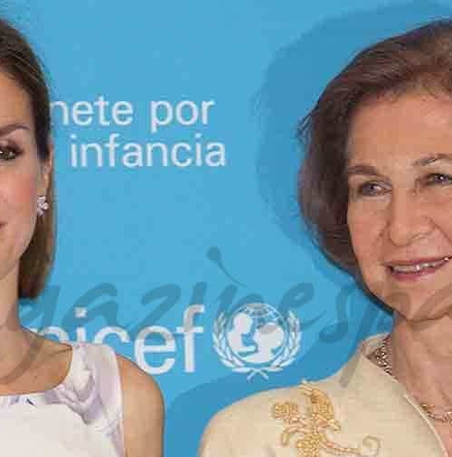 La reina Letizia le entrega un premio a su suegra