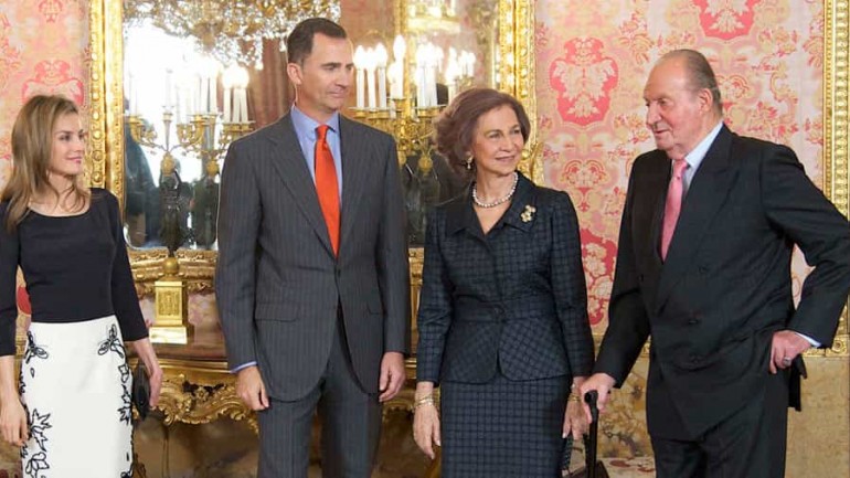 El Rey don Juan Carlos anuncia su abdicación al trono