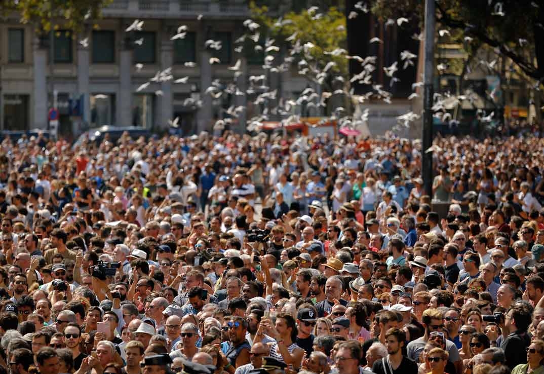 Multitudinario minuto de silencio en la Plaza de Cataluña