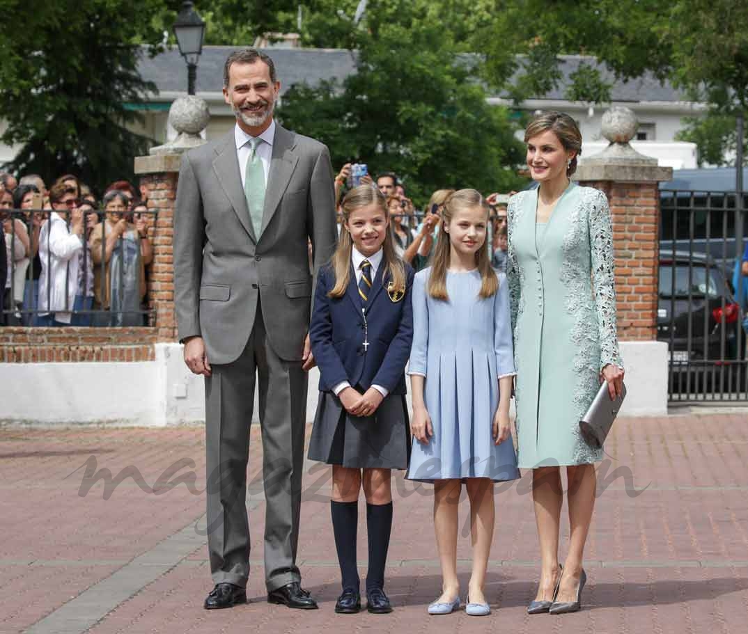 Reyes don Felipe y doña Letizia con la infanta Sofía y la princesa Leonor