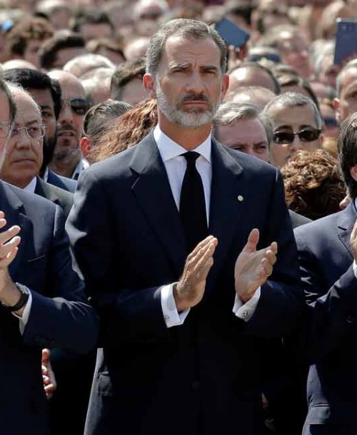 El Rey Felipe preside el multitudinario minuto de silencio en recuerdo a las víctimas de Barcelona