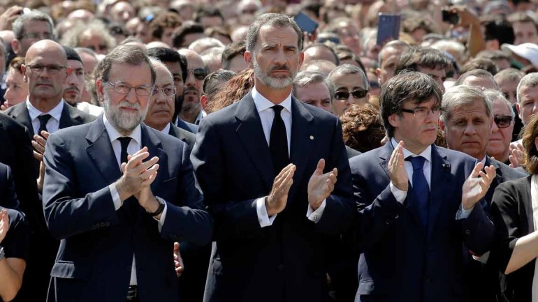 El Rey Felipe preside el multitudinario minuto de silencio en recuerdo a las víctimas de Barcelona