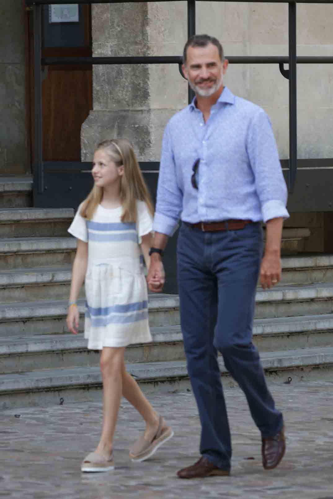 reyes de españa con sus hijas paseo por las calles de mallorca