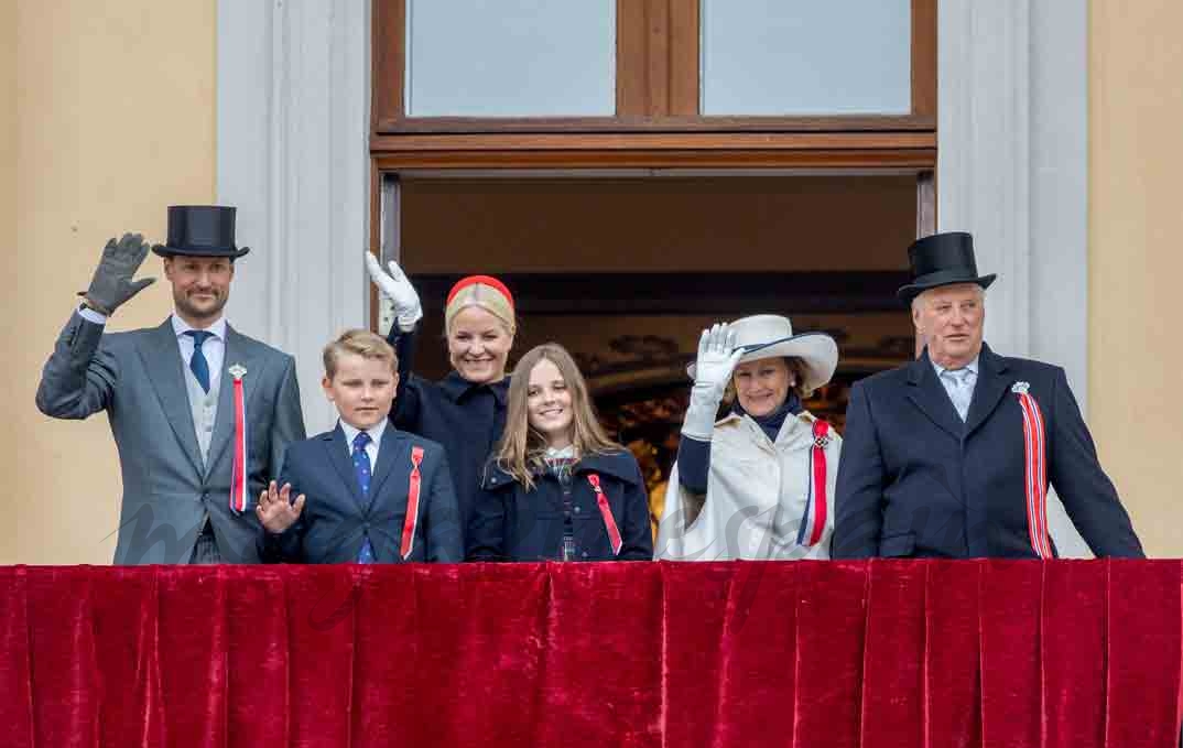 reyes y principes de noruega celebran su dia nacional