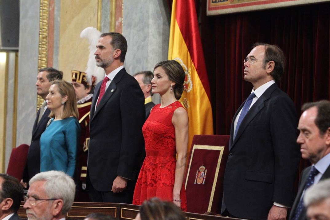 Los Reyes en el hemiciclo durante la interpretación del Himno Nacional © Casa S.M. El Rey