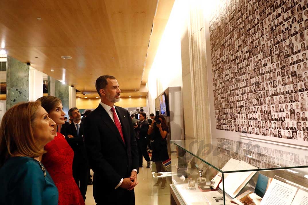 Los Reyes durante el recorrido a la exposición con explicaciones a cargo de la presidenta del Congreso de los Diputados