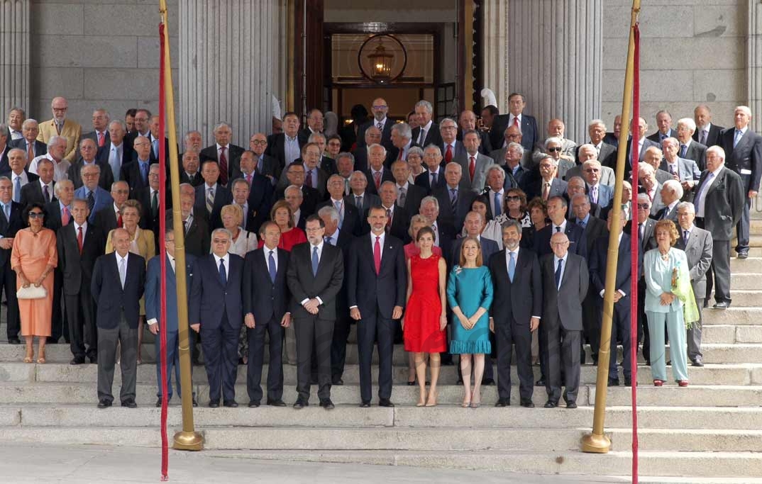 Fotografía de grupo con los diputados y senadores de la Cortes Constituyentes © Casa S.M. El Rey