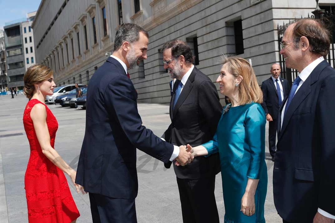 El Rey recibe el saludo de la presidenta del Congreso de los Diputados, Ana María Pastor © Casa S.M. El Rey