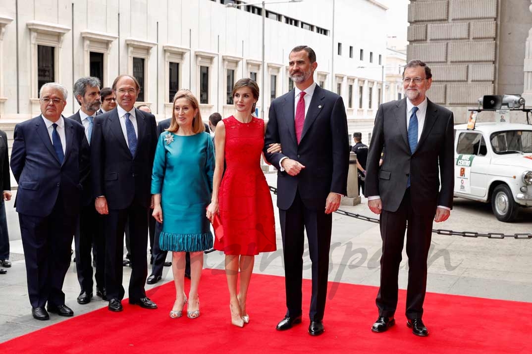 Los Reyes y los presidentes de los Poderes del Estado en la inauguración de la exposición conmemorativa sobre las elecciones del 15 de junio de 1977 © Casa S.M. El Rey