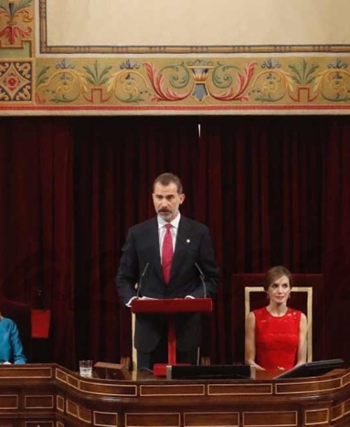 La Reina se viste de rojo en el 40º aniversario de las primeras elecciones democráticas