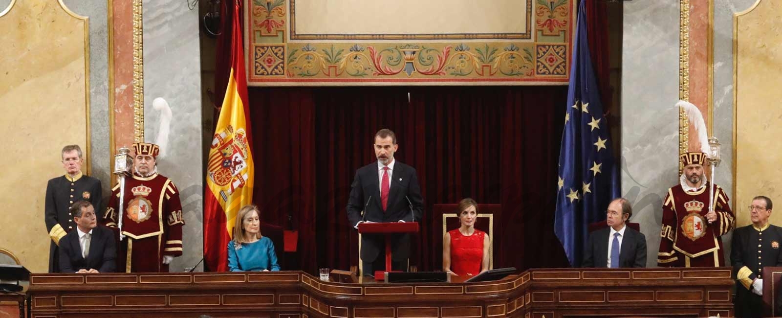 La Reina se viste de rojo en el 40º aniversario de las primeras elecciones democráticas