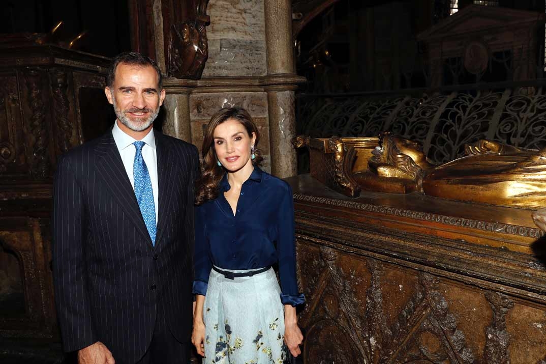 Los Reyes durante su visita a la tumba de Leonor de Castilla © Casa S.M. El Rey