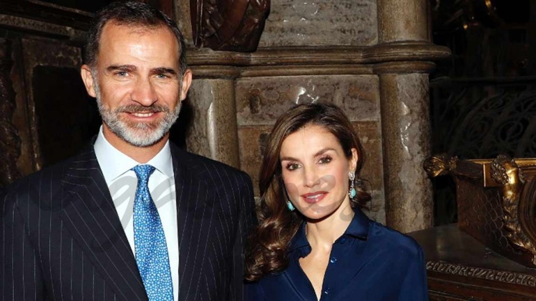 Los Reyes, acompañados del príncipe Harry, visitan la Abadía de Westminster