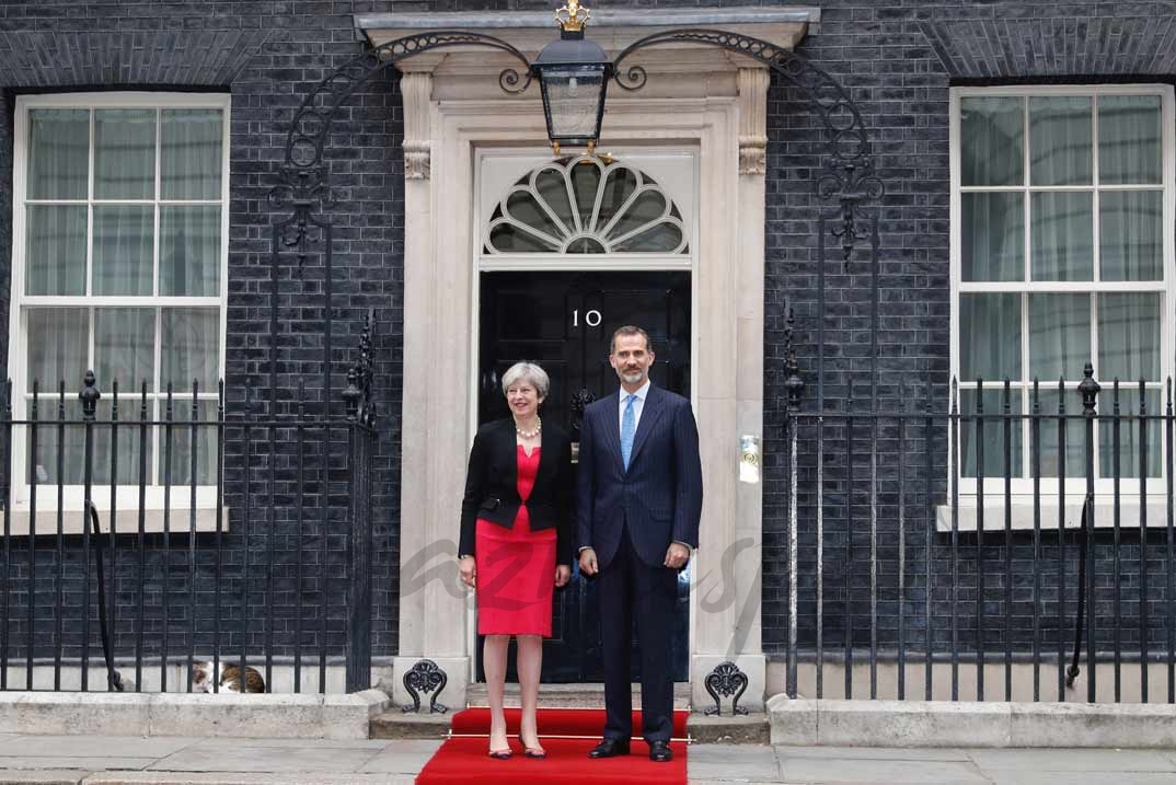 El Rey junto a la Primera Ministra, Theresa May el número 10 de Downing Street © Casa S.M. El Rey