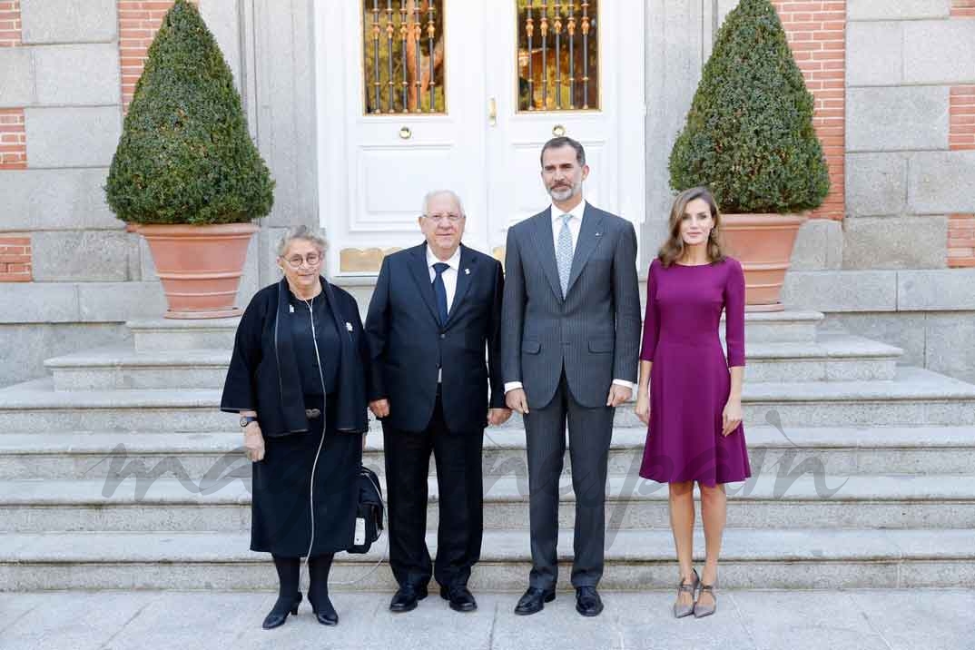 Los Reyes junto al Presidente del Estado de Israel y la Señora Nechama Rivlin a su llegada al Palacio de La Zarzuela © Casa S.M. El Rey