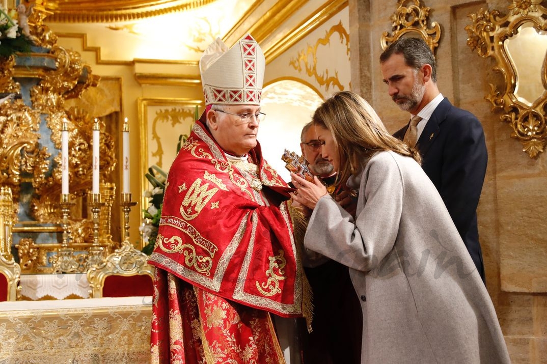 El obispo de la Diócesis de Cartagena-Murcia, José Manuel Lorca, ofrece a Su Majestad la Reina la Santa Cruz © Casa S.M. El Rey
