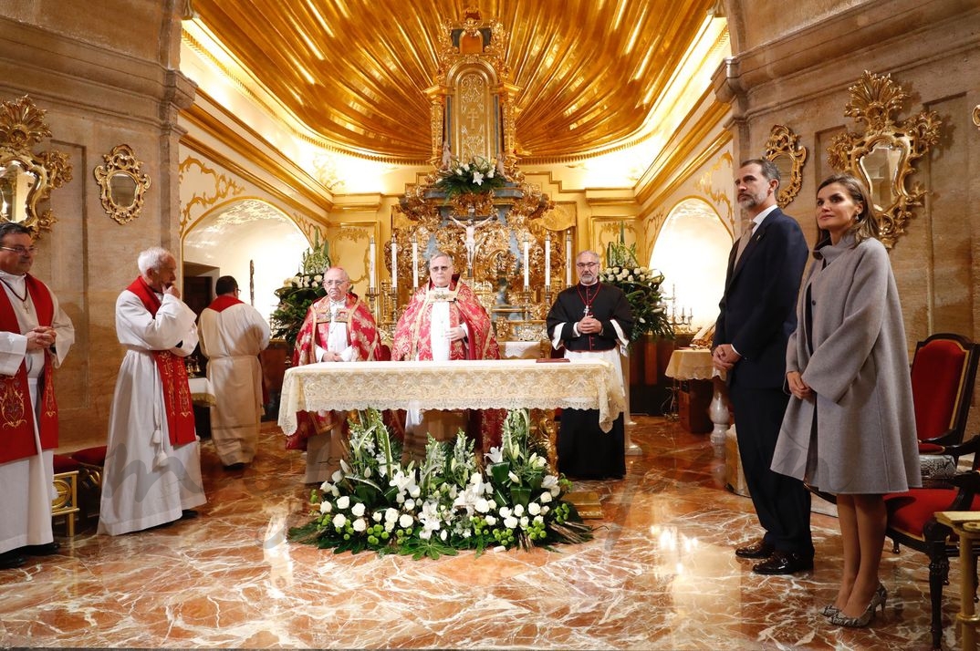 Los Reyes en el presbiterio de la Real Basílica - Santuario de la Vera Cruz momentos antes de comenzar las preces jubilares © Casa S.M. El Rey