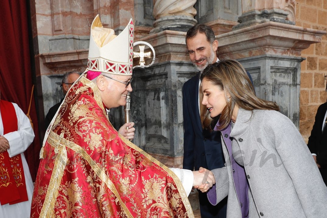 La Reina saluda al obispo de la Diócesis de Cartagena-Murcia, José Manuel Lorca en la entrada al templo © Casa S.M. El Rey