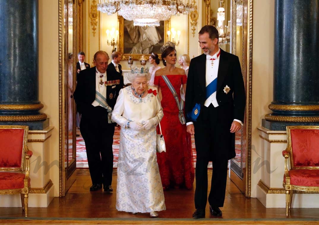Los Reyes Felipe y Letizia con la reina Isabel II de Inglaterra y el Duque de Edimburgo © Casa S.M. El Rey