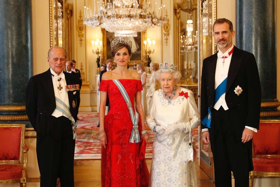 Los Reyes Felipe y Letizia con la reina Isabel II de Inglaterra y el Duque de Edimburgo © Casa S.M. El Rey