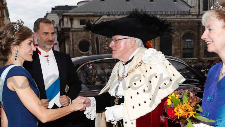 La reina Letizia, conquista con su elegancia la «City»