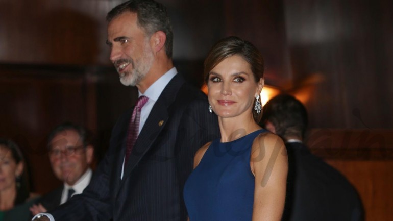 Los Reyes Felipe y Letizia, de Felipe Varela, presiden el tradicional concierto Premios Princesa de Asturias