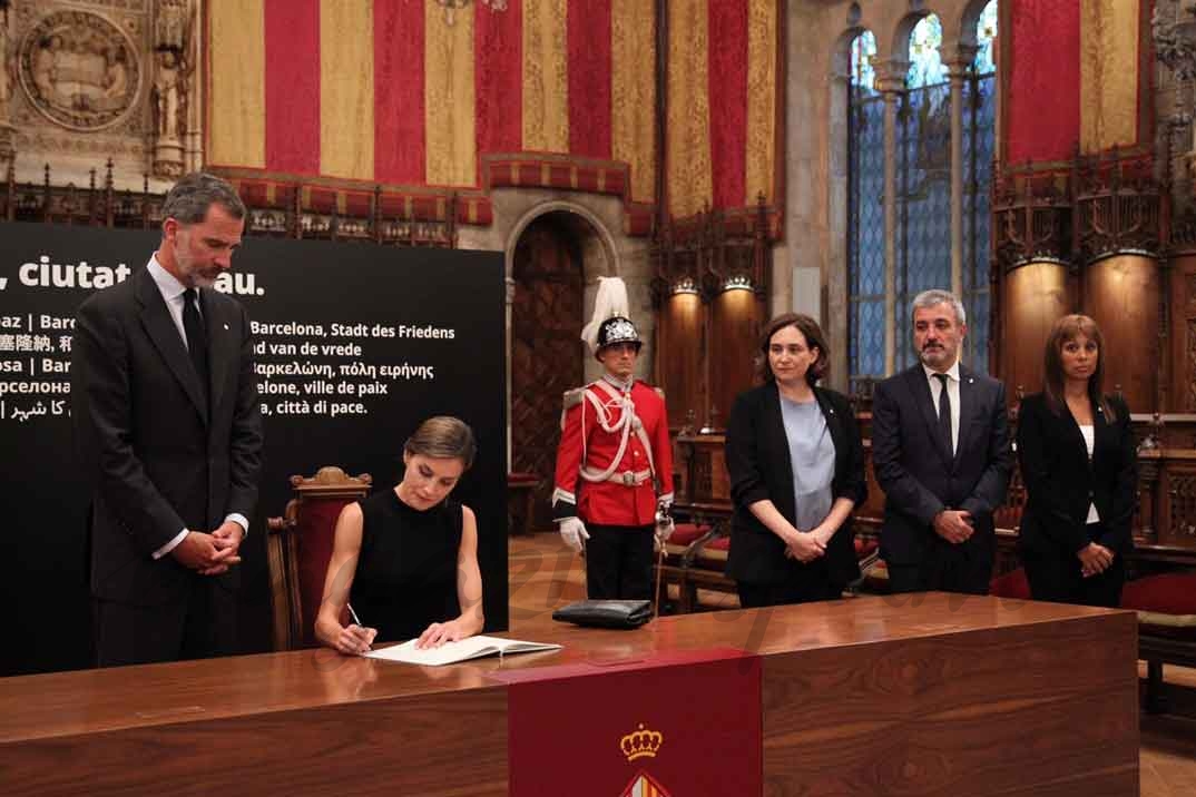 Los Reyes firman el libro de condolencias en el Ayuntamiento - Casa S.M. El Rey