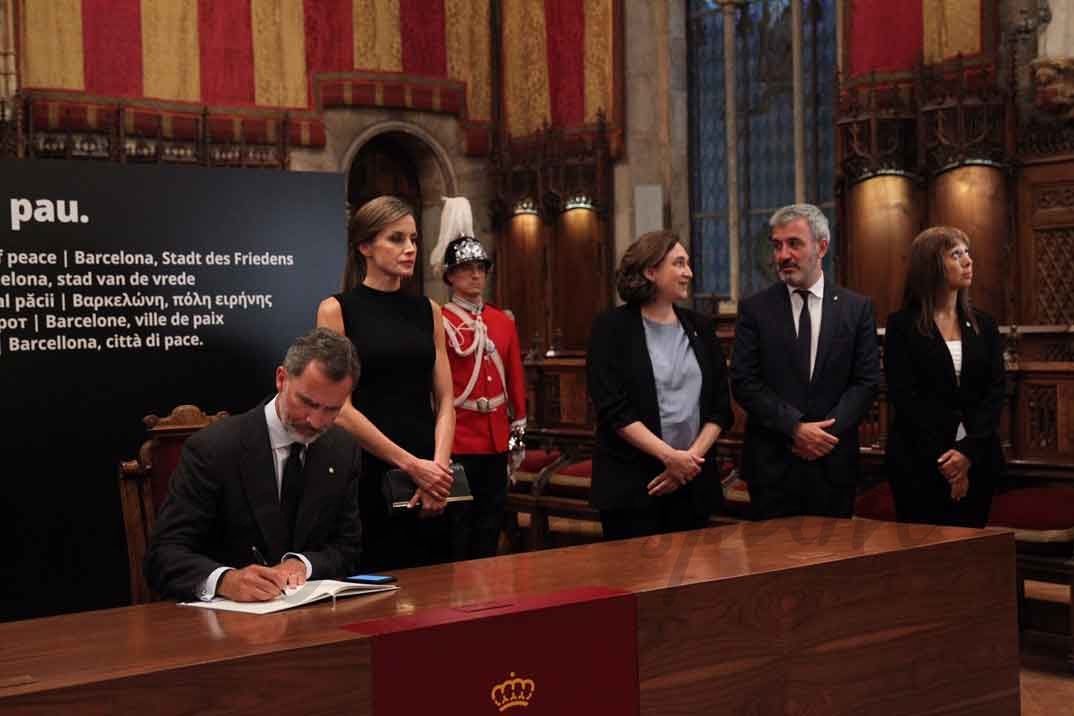 Los Reyes firman el libro de condolencias en el Ayuntamiento - Casa S.M. El Rey