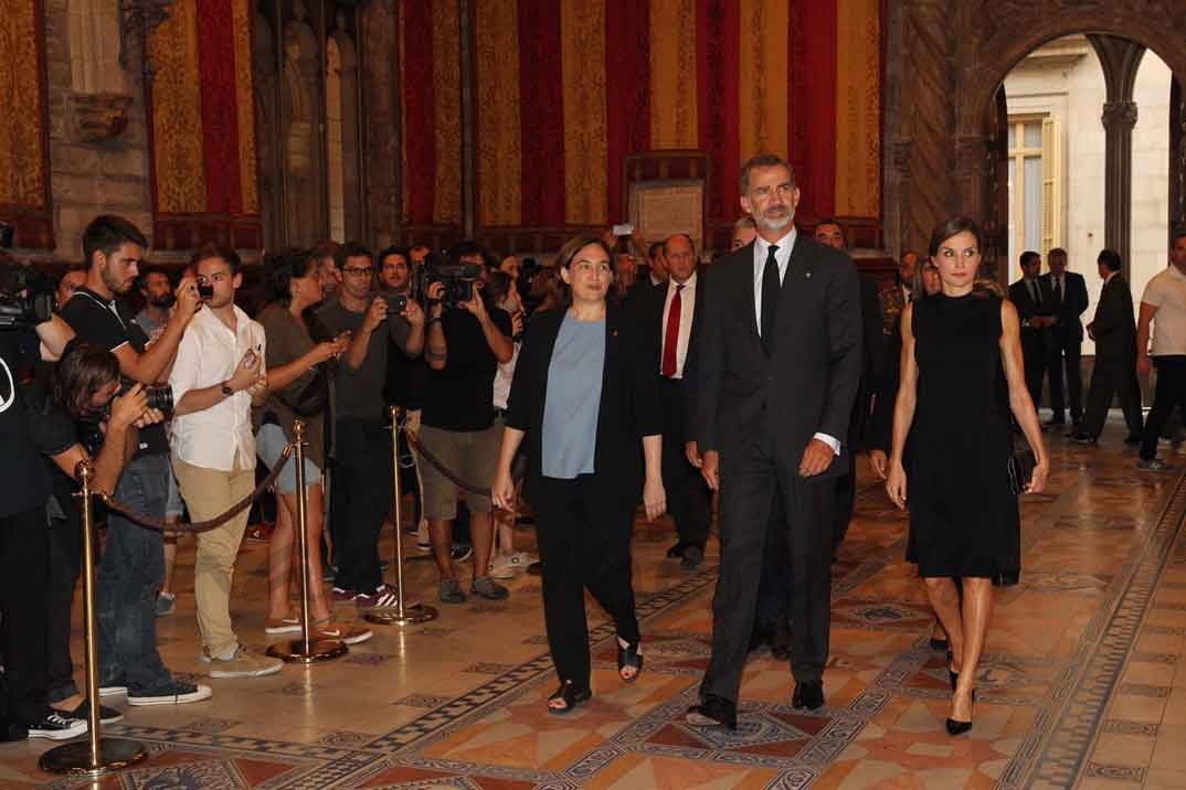 Los Reyes firman el libro de condolencias en el Ayuntamiento - Casa S.M. El Rey