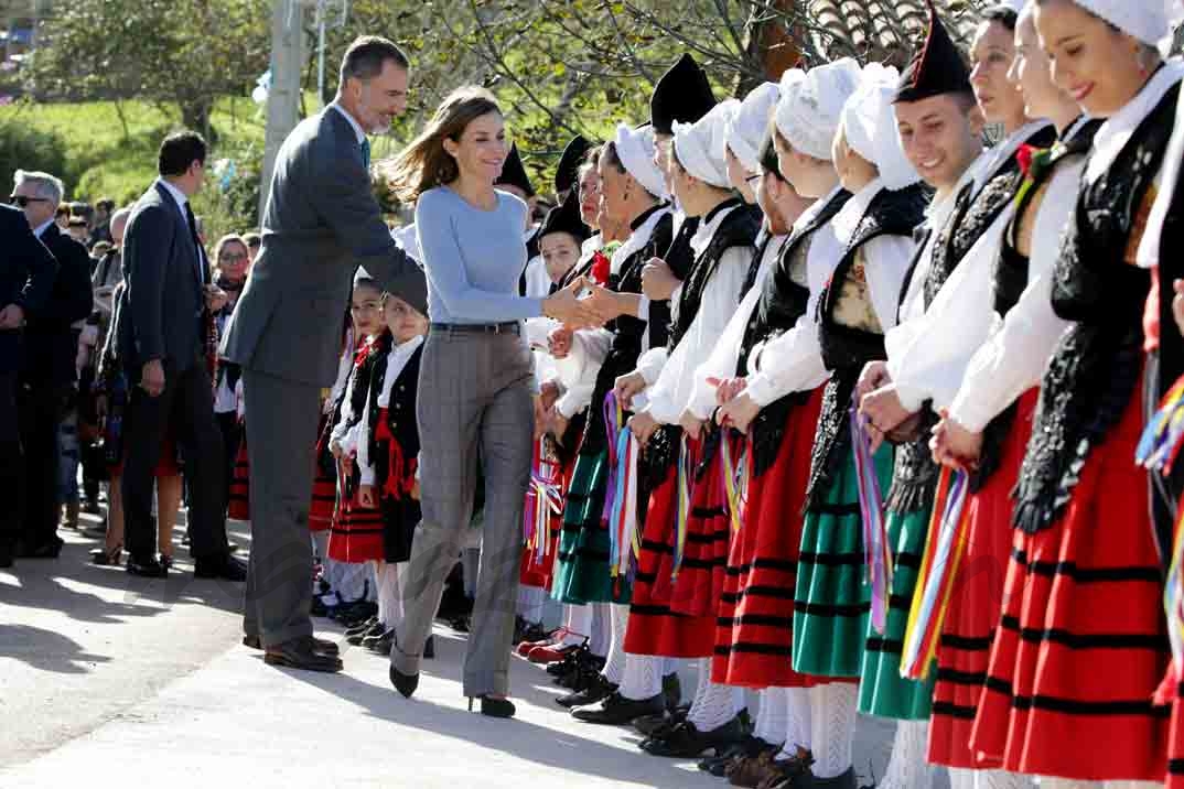 reyes de españa en poreñu premio pueblo ejemplar 2017