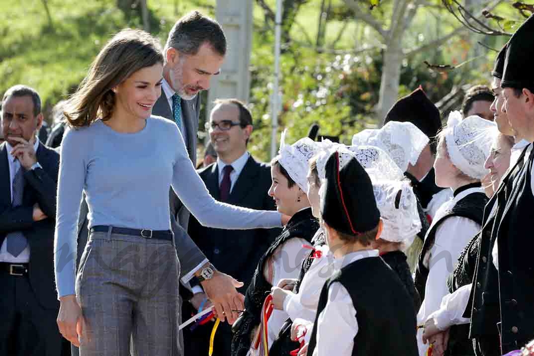 reyes de españa en poreñu premio pueblo ejemplar 2017