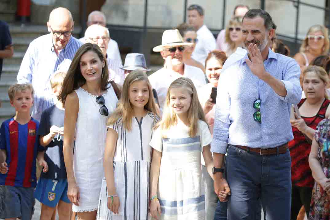 reyes de españa con sus hijas paseo por las calles de mallorca