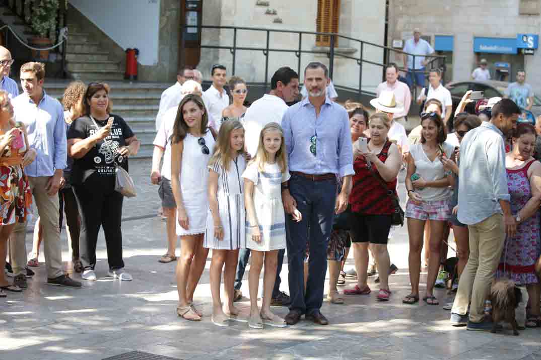 reyes de españa con sus hijas paseo por las calles de mallorca