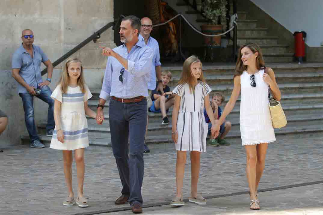 reyes de españa con sus hijas paseo por las calles de mallorca