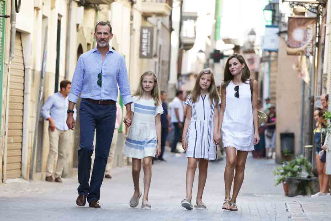 reyes de españa con sus hijas paseo por las calles de mallorca