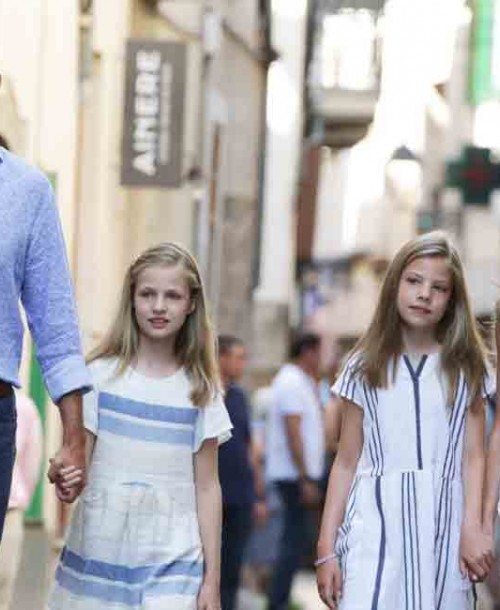 Los Reyes de España y sus hijas paseo por Mallorca
