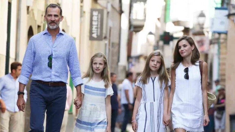 Los Reyes de España y sus hijas paseo por Mallorca
