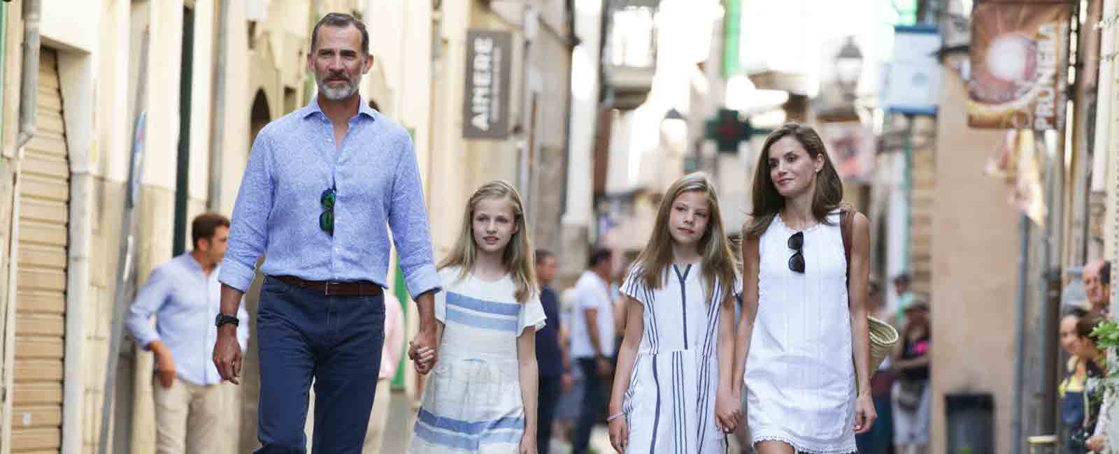 Los Reyes de España y sus hijas paseo por Mallorca